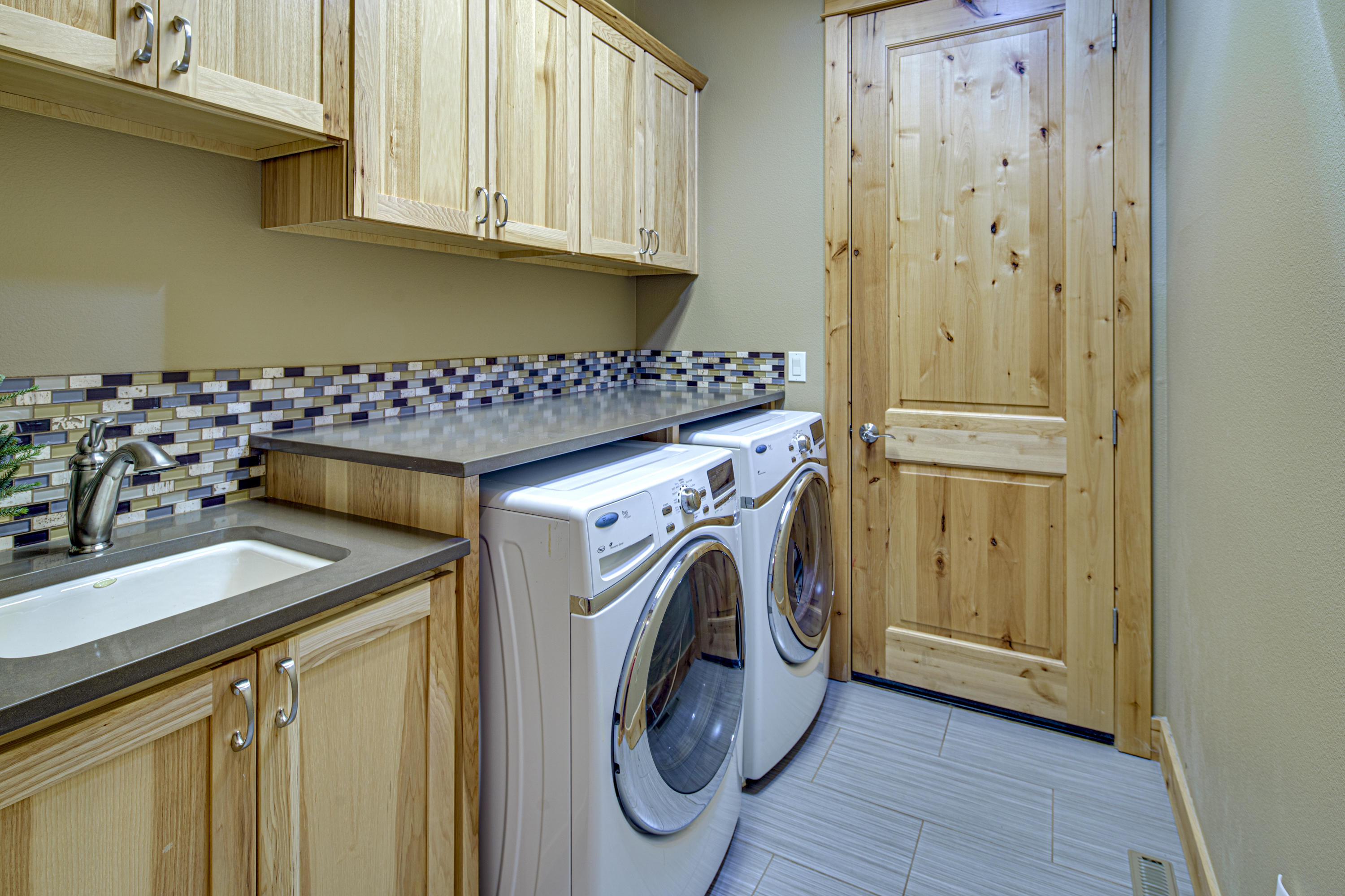 933 Southwest Vantage Point Way Bend, OR 97702 - Photo 21 of 36 Laundry Room