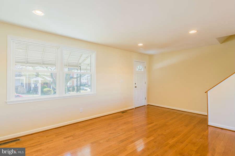 5244 Fredcrest Road Baltimore, MD 21229 - Photo 5 of 30 Living Room