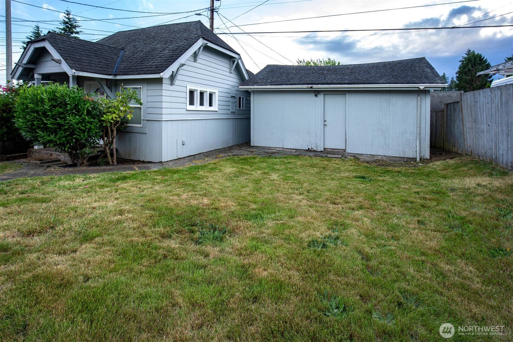 2220 Summit Avenue Everett, WA 98201 - Photo 21 of 26 a backyard of a house
