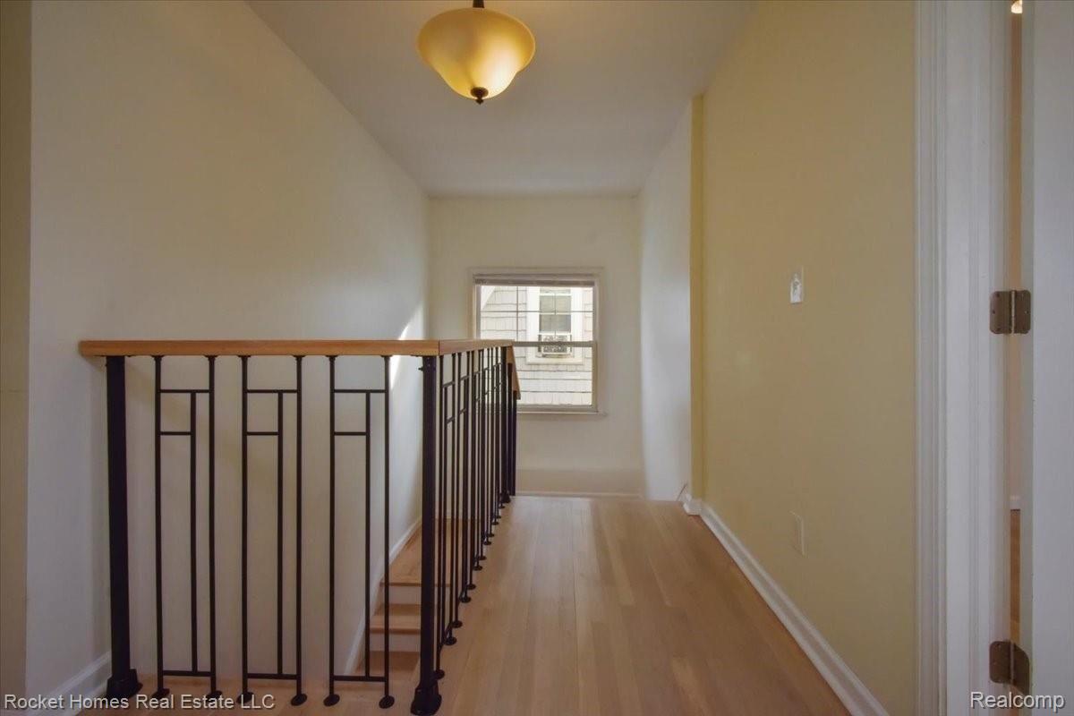 1452 Bishop Road Grosse Pointe, MI 48230 - Photo 19 of 48 19-Landing.jpg