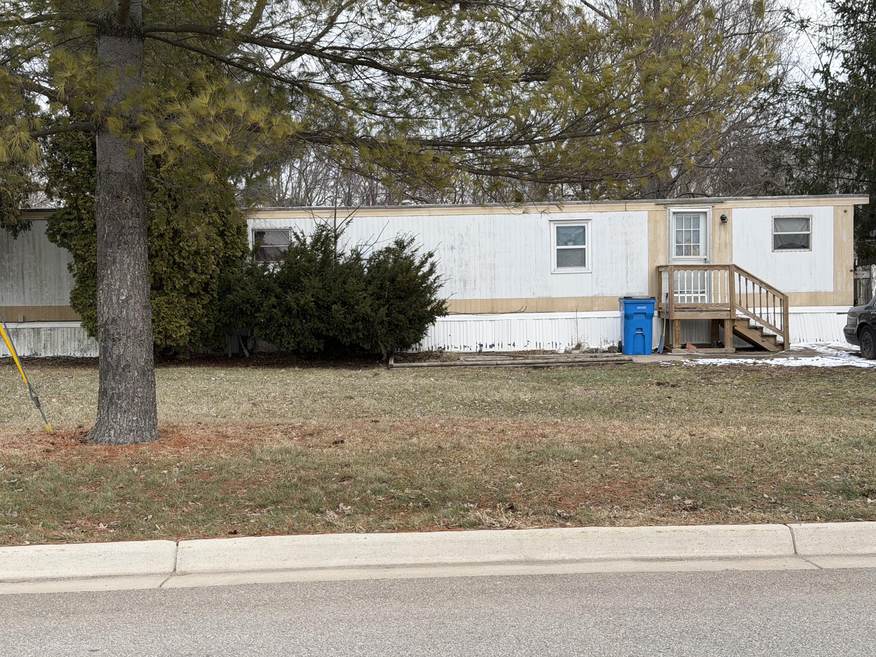 29 Broughton Street Quincy, MI 49082 - Photo 2 of 17 IMG_1080