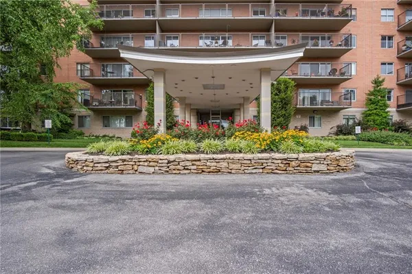 $129,000 | 4550 Warwick Boulevard, Unit 409, Kansas City, MO 64111
