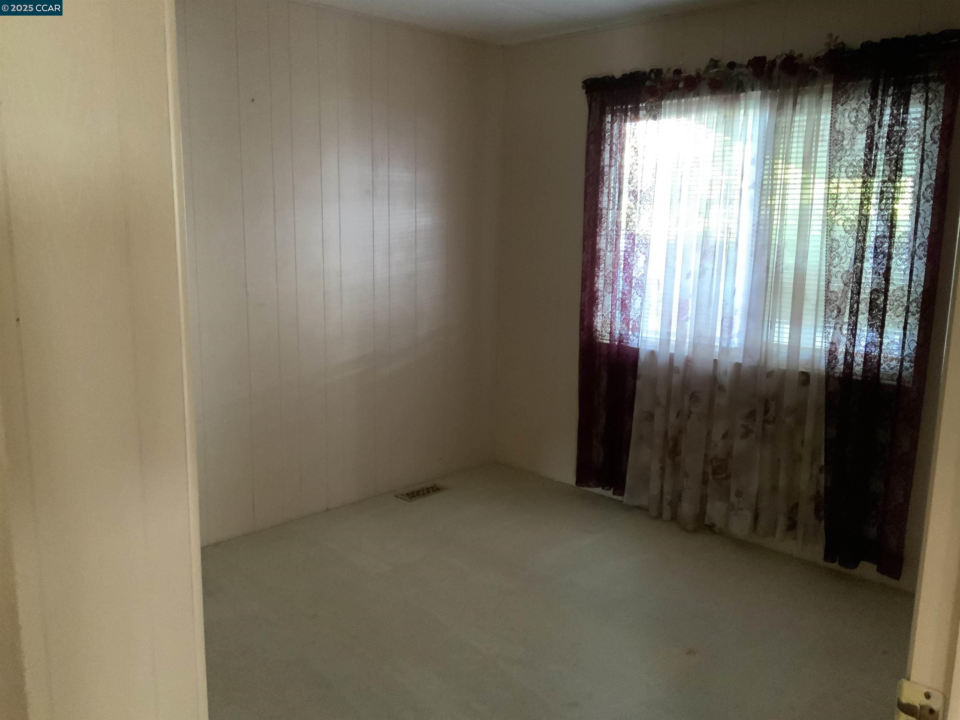 202 Queens Way Pittsburg, CA 94565 - Photo 22 of 29 an empty room with windows