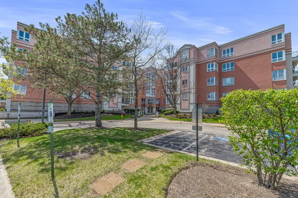 $419,900 | 3100 Lexington Lane, Unit 201, Glenview, IL 60026