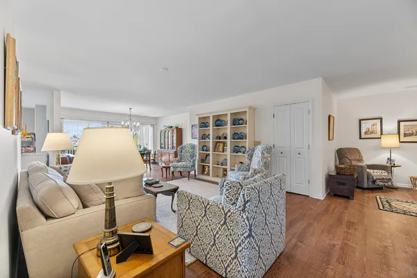 $419,900 | 3100 Lexington Lane, Unit 201, Glenview, IL 60026