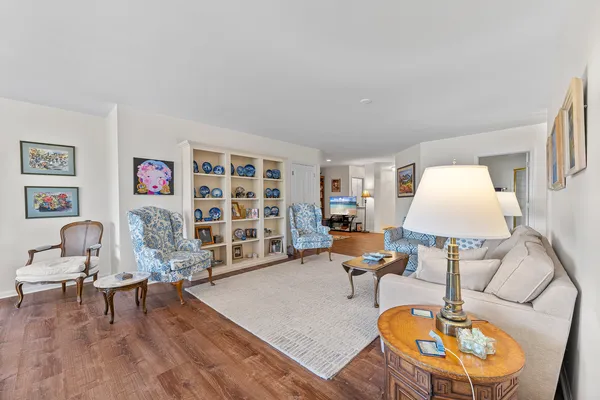 $419,900 | 3100 Lexington Lane, Unit 201, Glenview, IL 60026