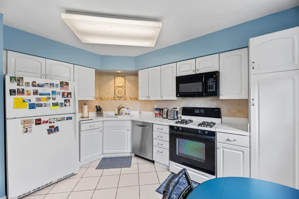 $419,900 | 3100 Lexington Lane, Unit 201, Glenview, IL 60026