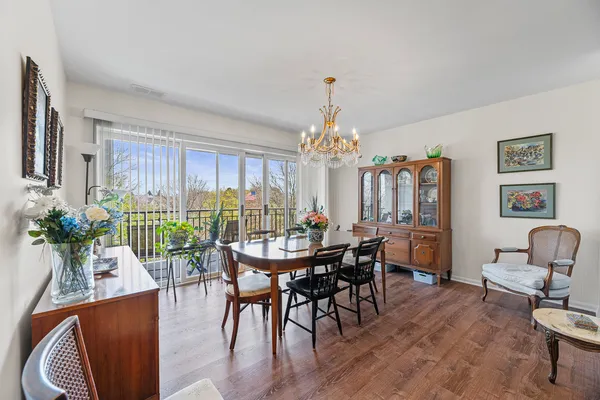 $419,900 | 3100 Lexington Lane, Unit 201, Glenview, IL 60026