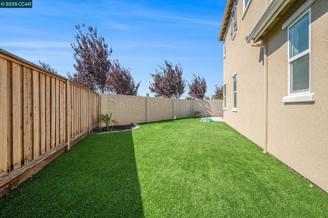a view of back yard of the house