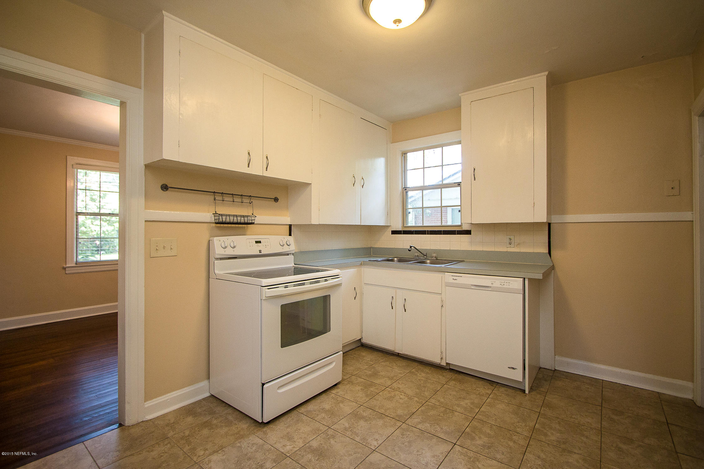 2231 Larchmont Road Jacksonville, FL 32207 - Photo 12 of 19 Kitchen