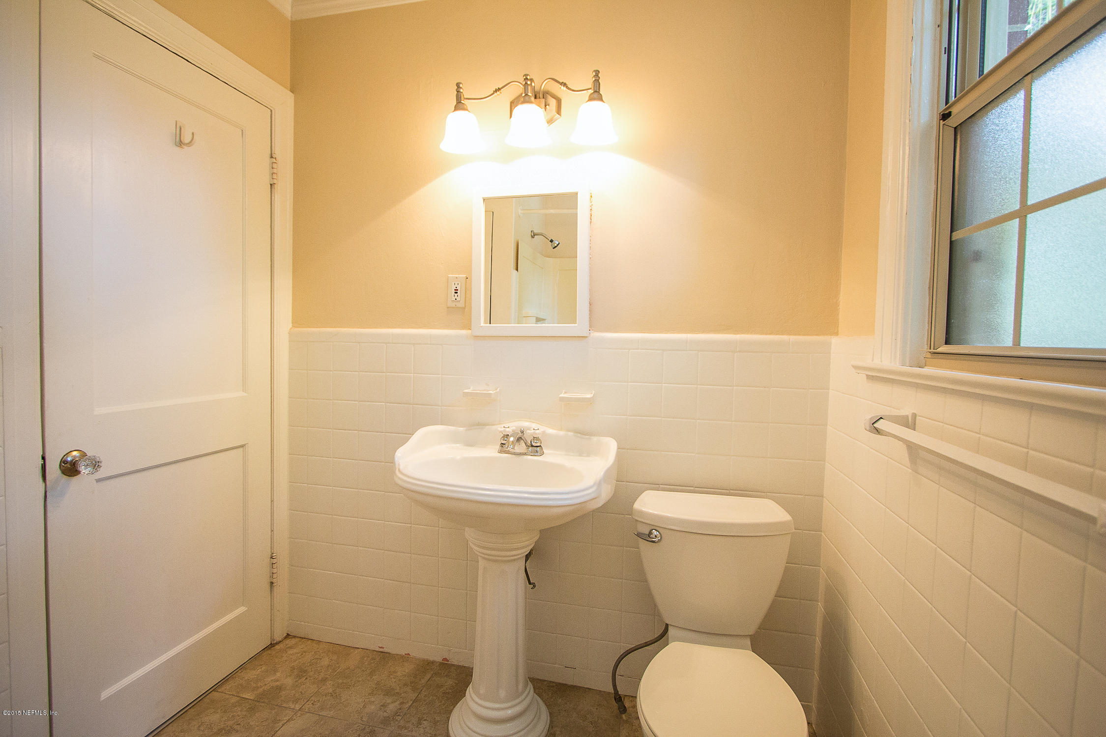 2231 Larchmont Road Jacksonville, FL 32207 - Photo 15 of 19 Bathroom