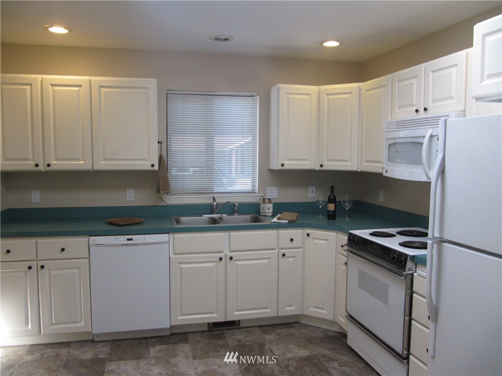 1306 Northeast F 8 Road, Unit 402 Moses Lake, WA 98837 - Photo 4 of 21 Gallery Image 4