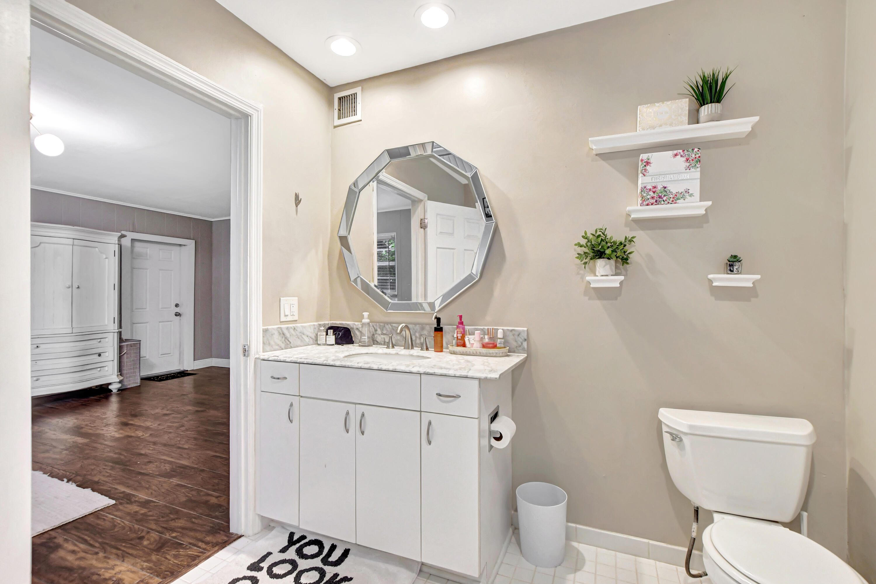 409 Manchester Street Boca Raton, FL 33487 - Photo 16 of 50 PRIMARY BEDROOM EN SUITE BATH