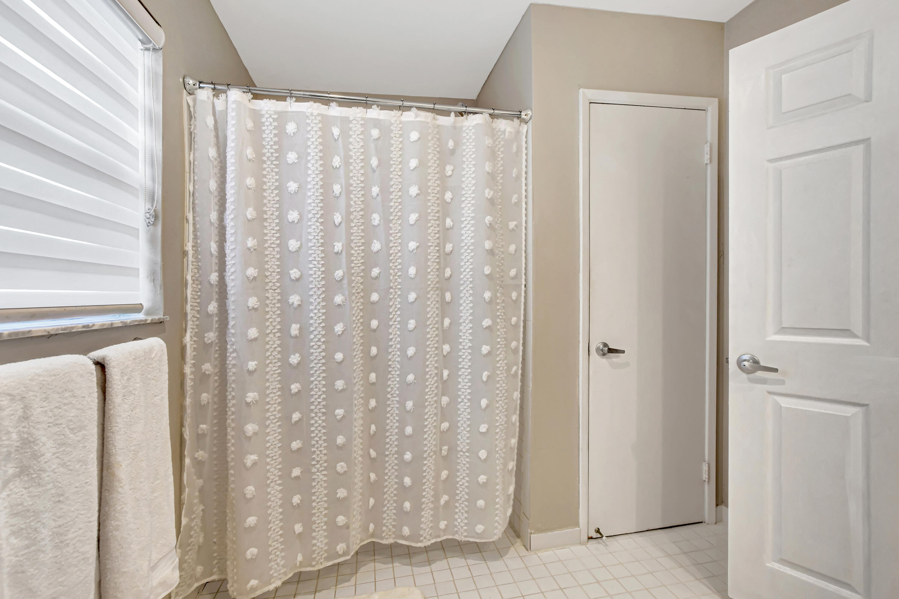 409 Manchester Street Boca Raton, FL 33487 - Photo 17 of 50 PRIMARY BEDROOM EN SUITE BATH