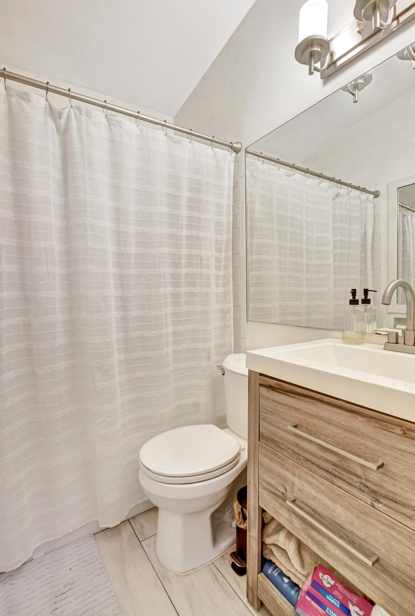409 Manchester Street Boca Raton, FL 33487 - Photo 20 of 50 GUEST BATHROOM 2