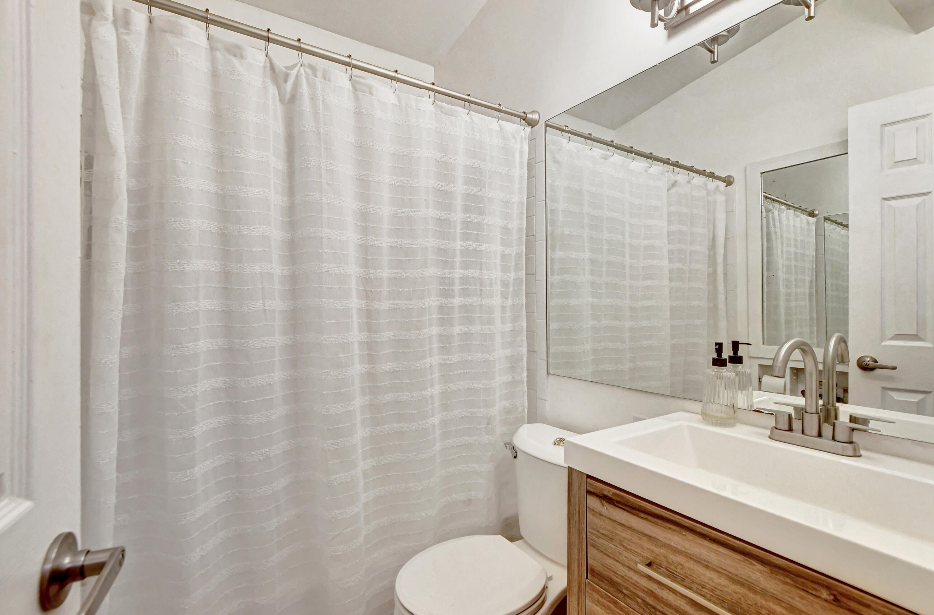 409 Manchester Street Boca Raton, FL 33487 - Photo 21 of 50 GUEST BATHROOM 2