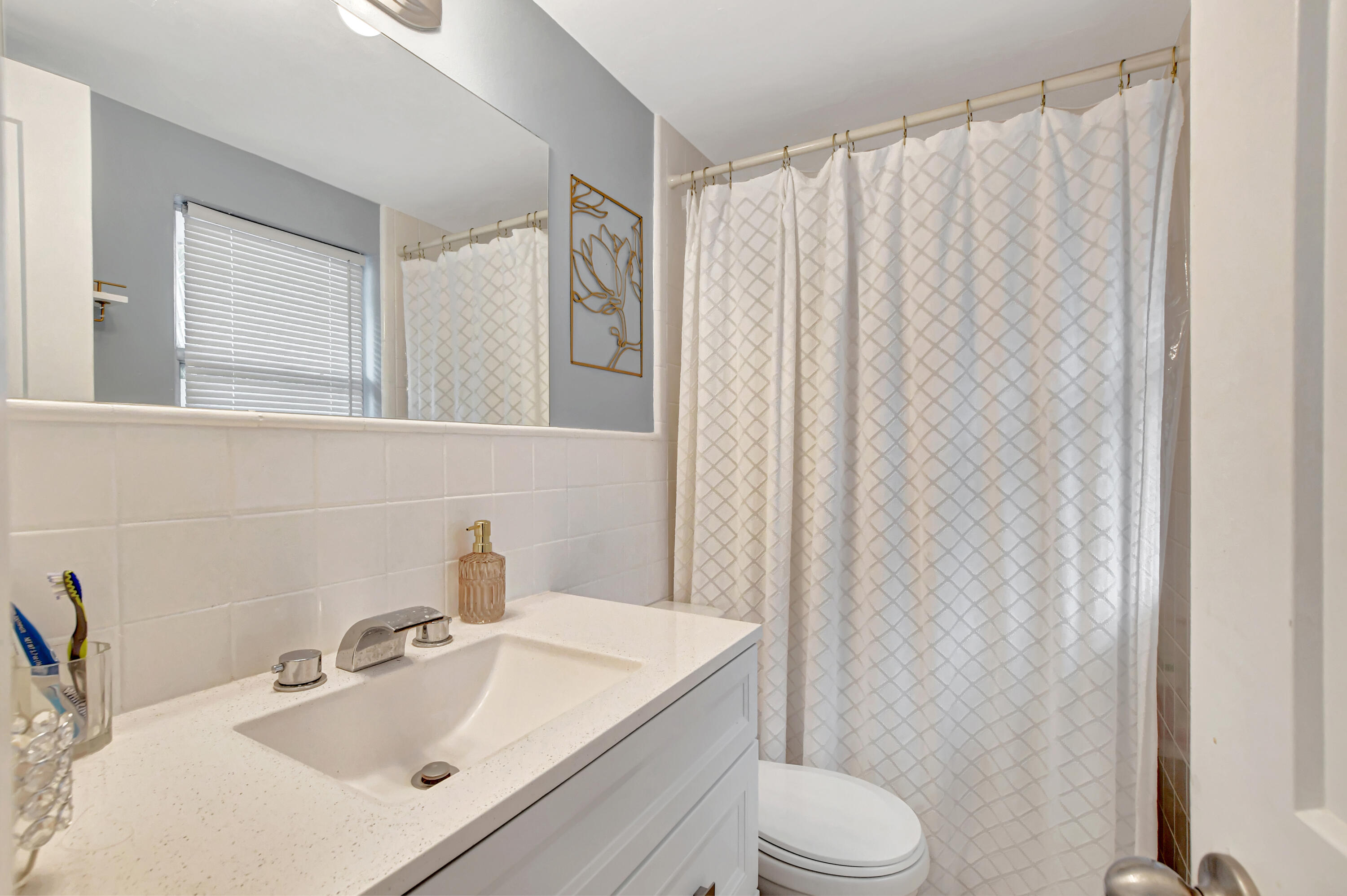 409 Manchester Street Boca Raton, FL 33487 - Photo 25 of 50 GUEST BATHROOM 3