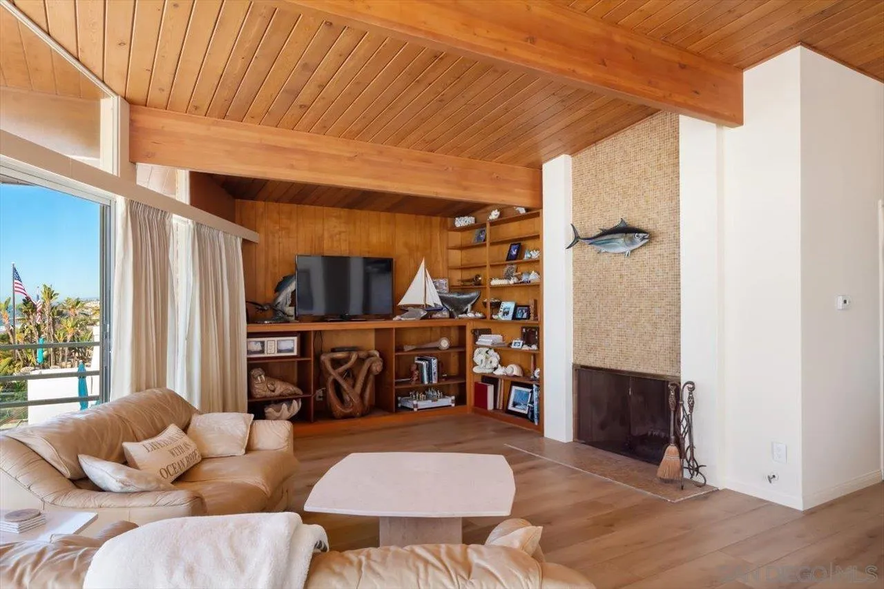 2681 Ocean Street Carlsbad, CA 92008 - Photo 8 of 36 a living room with furniture