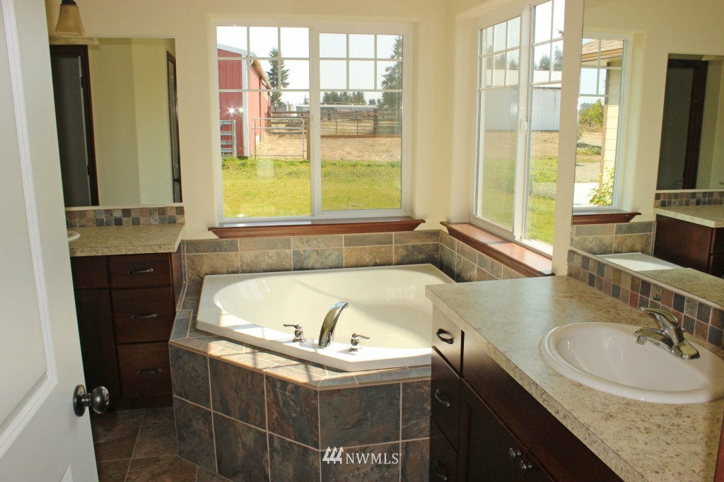 7641 183rd Avenue Southwest Rochester, WA 98579 - Photo 6 of 25