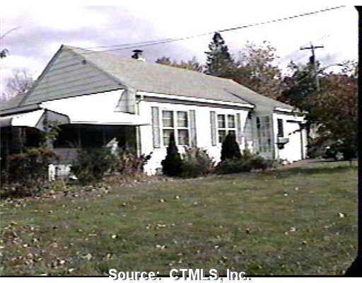 a view of a house with backyard
