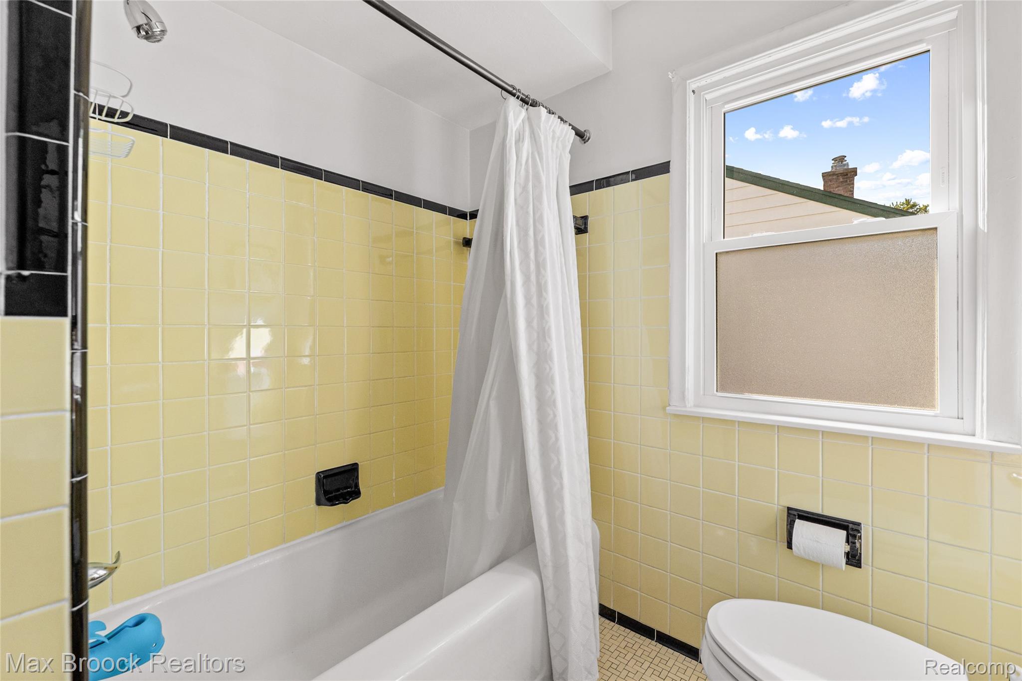 1850 Columbia Road Berkley, MI 48072 - Photo 7 of 21 Main Floor Bath