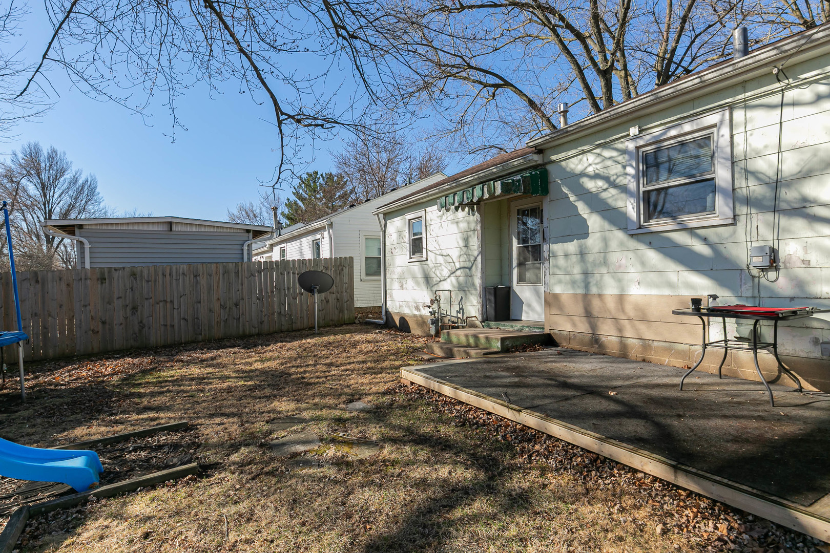 2400 47th Street Moline, IL 61265 - Photo 22 of 23 a backyard of a house