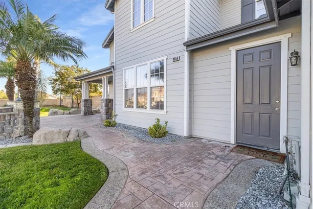 a view of a house with backyard