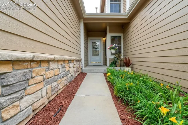 a view of a pathway with a white house