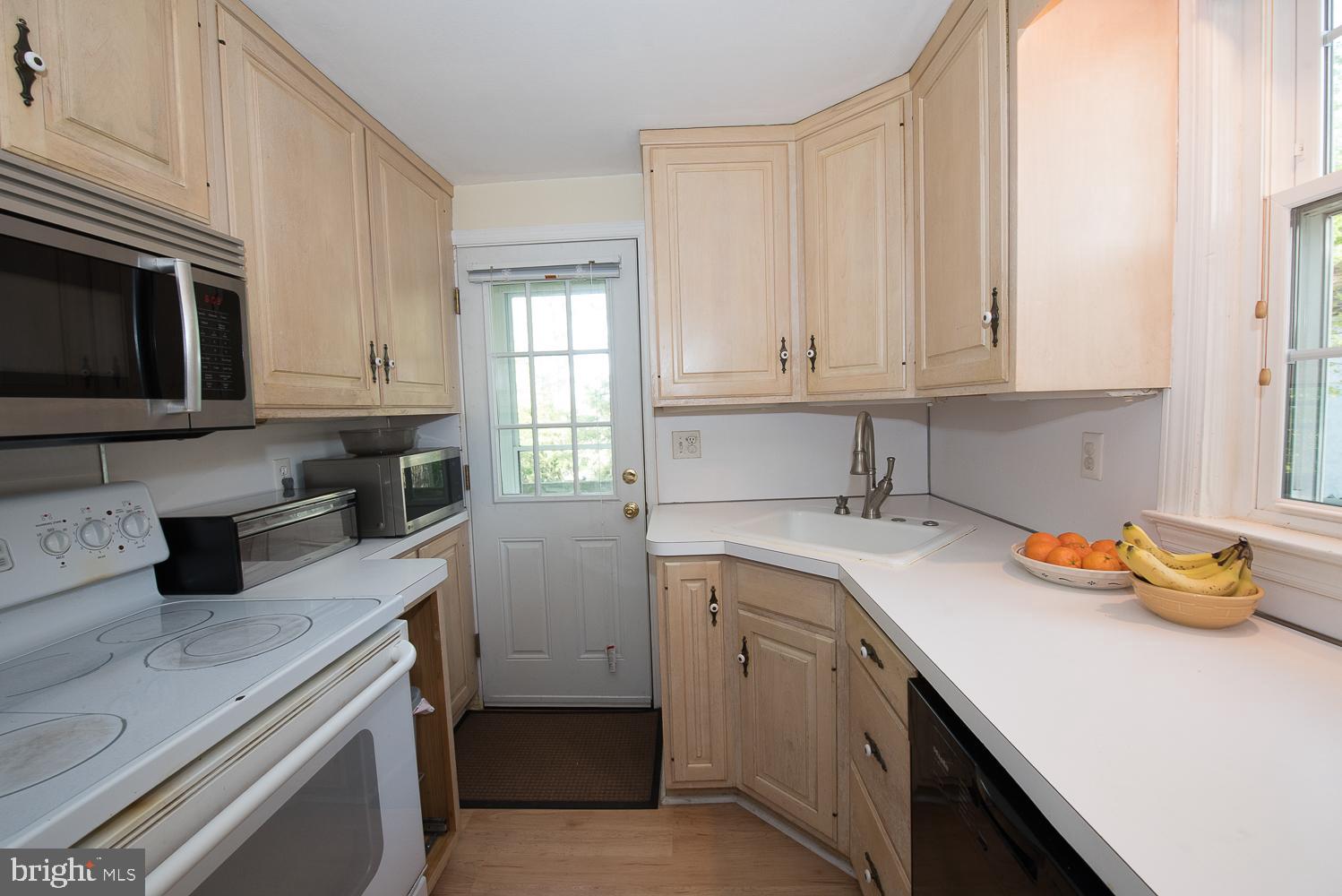 33 Barren Road Newtown Square, PA 19073 - Photo 11 of 25 Kitchen - built in microwave doesn't work