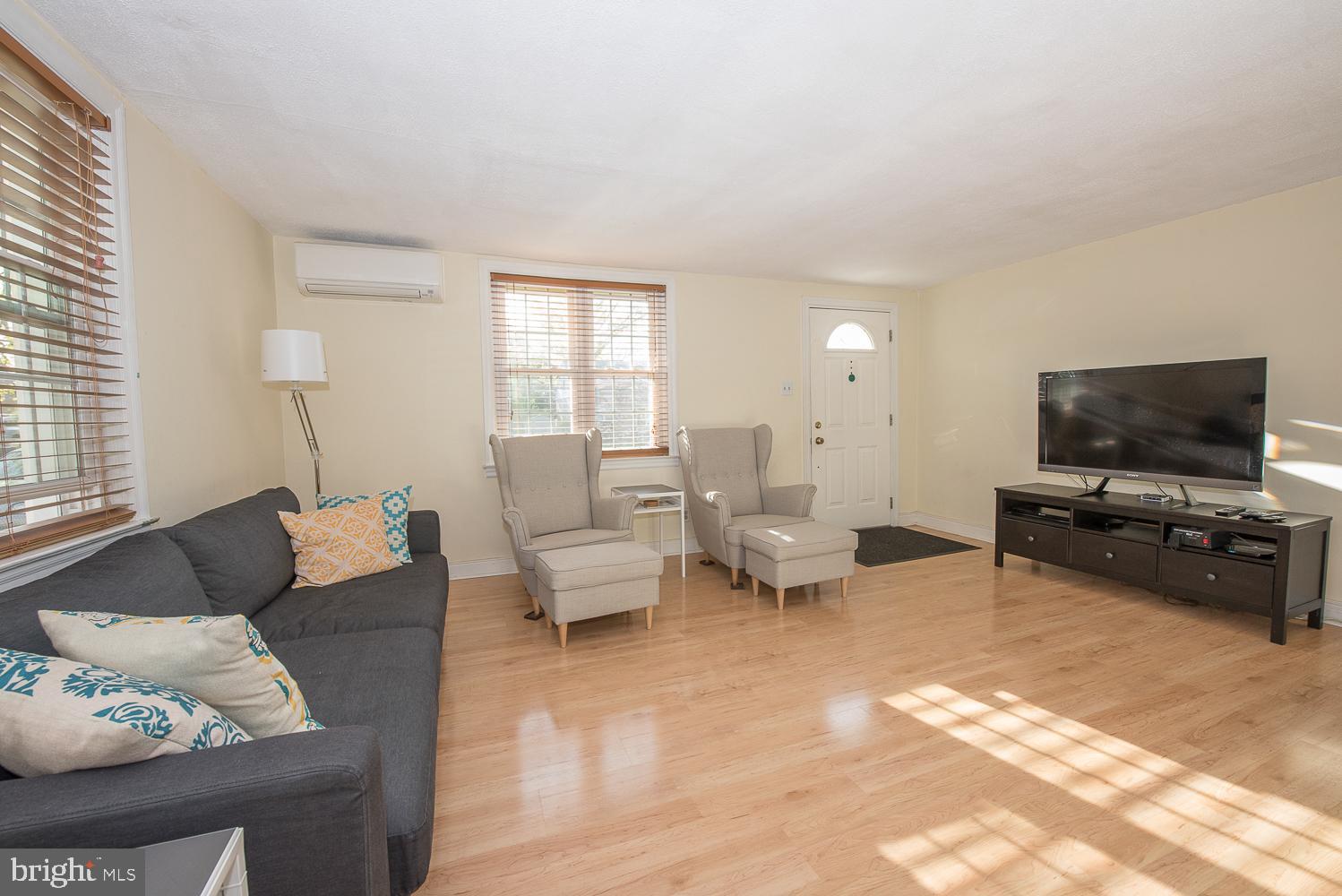 33 Barren Road Newtown Square, PA 19073 - Photo 5 of 25 Living Room