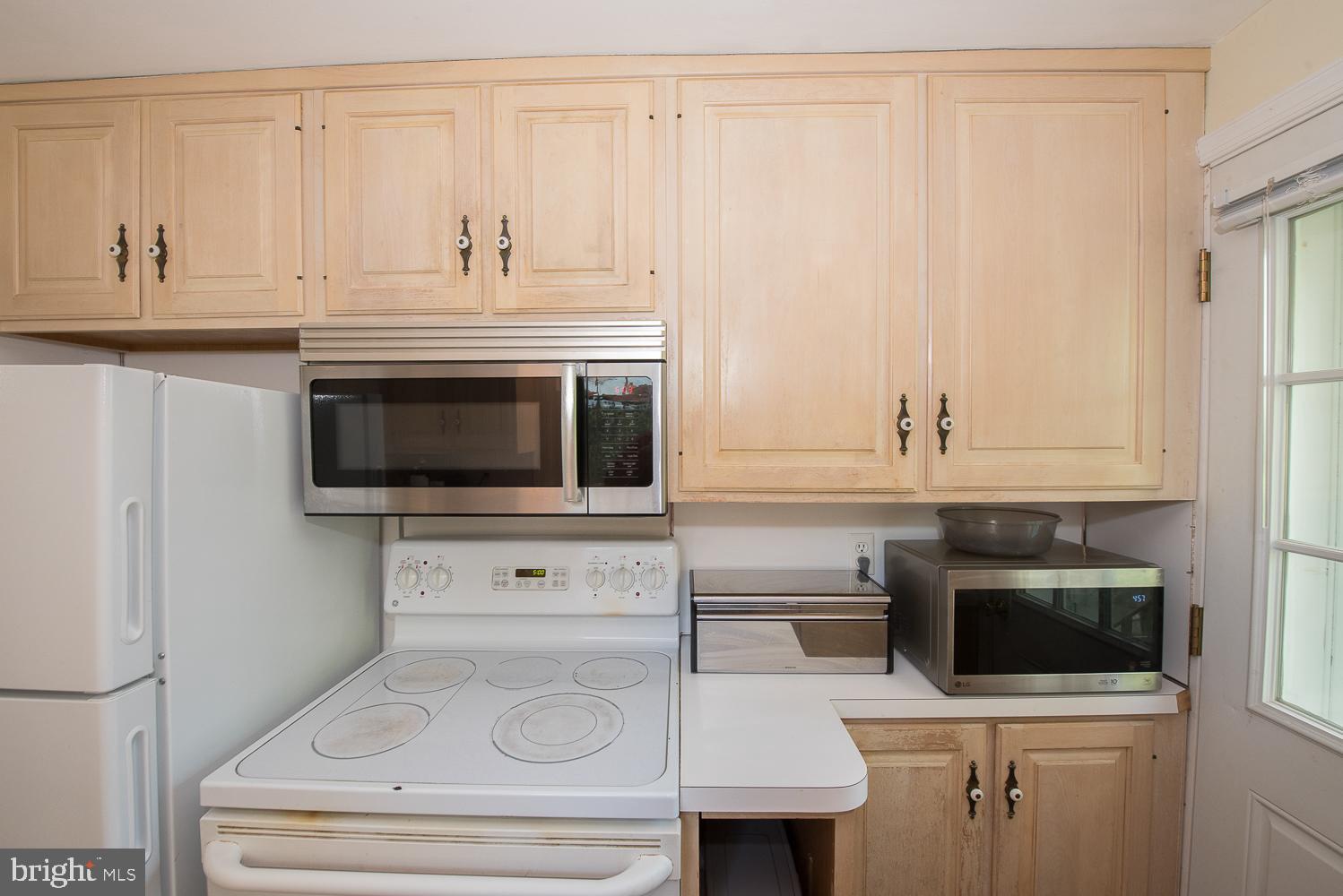 33 Barren Road Newtown Square, PA 19073 - Photo 10 of 25 Kitchen - counter top microwave conveys