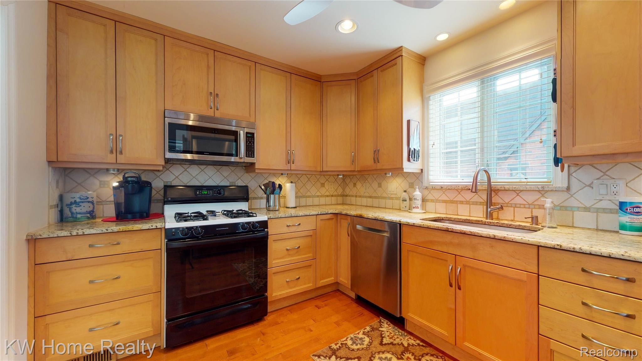1146 Yorkshire Road Grosse Pointe, MI 48230 - Photo 14 of 39 int-15.jpg-FULL