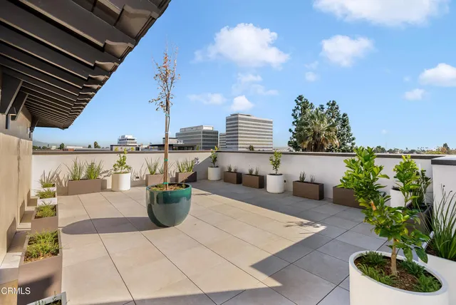 $1,274,000 | 139 South Oak Knoll Avenue, Unit 202, Pasadena, CA 91101