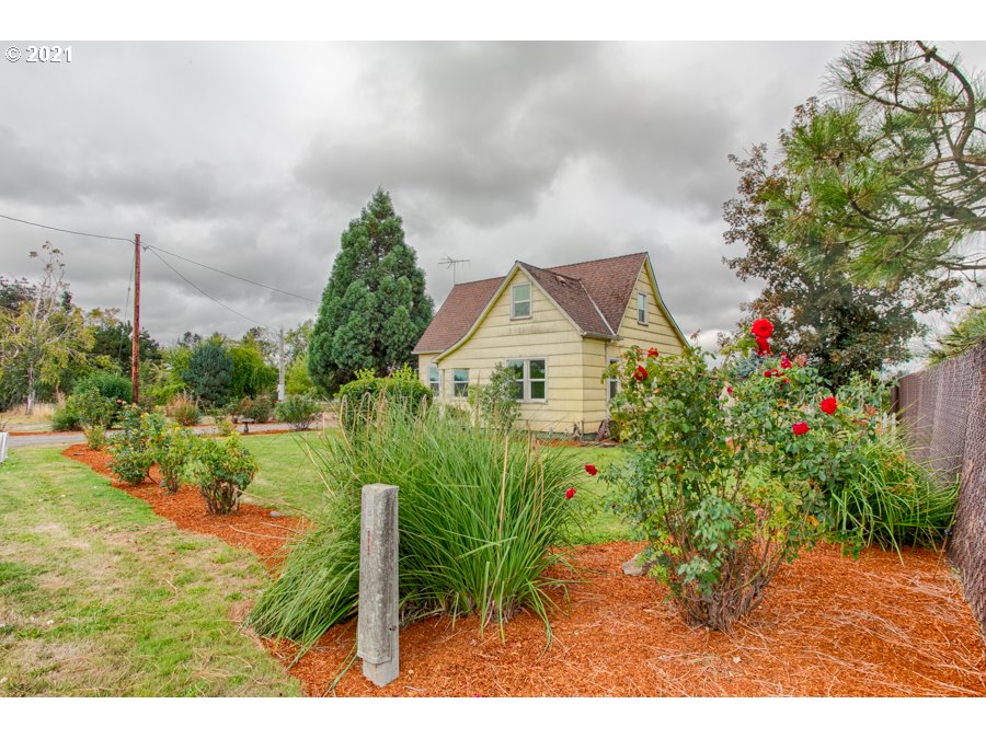 7701 Howell Prairie Road Northeast Silverton, OR 97381 - Photo 2 of 19 a view of a back yard