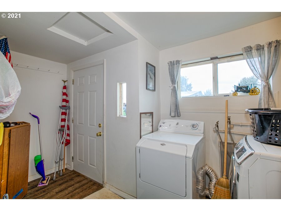 7701 Howell Prairie Road Northeast Silverton, OR 97381 - Photo 16 of 19 a utility room with dryer and washer