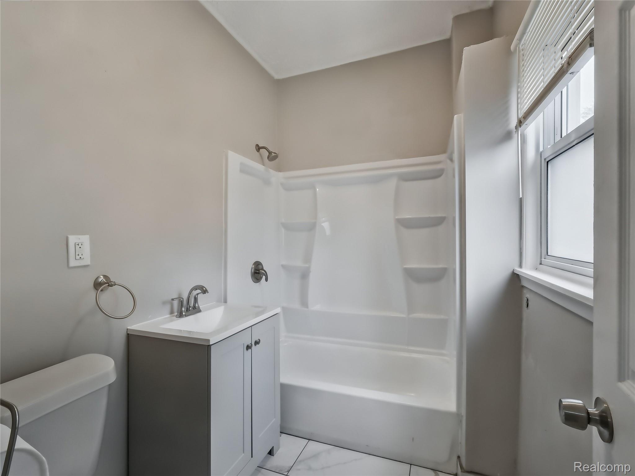 8220 Hudson Avenue Warren, MI 48089 - Photo 10 of 28 Full bath with shower combination and vanity