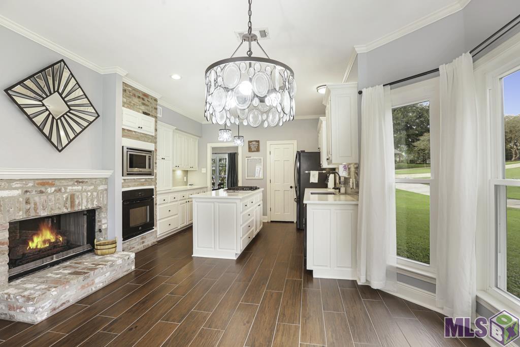 336 Shady Lake Parkway Baton Rouge, LA 70810 - Photo 3 of 41 Kitchen breakfast area