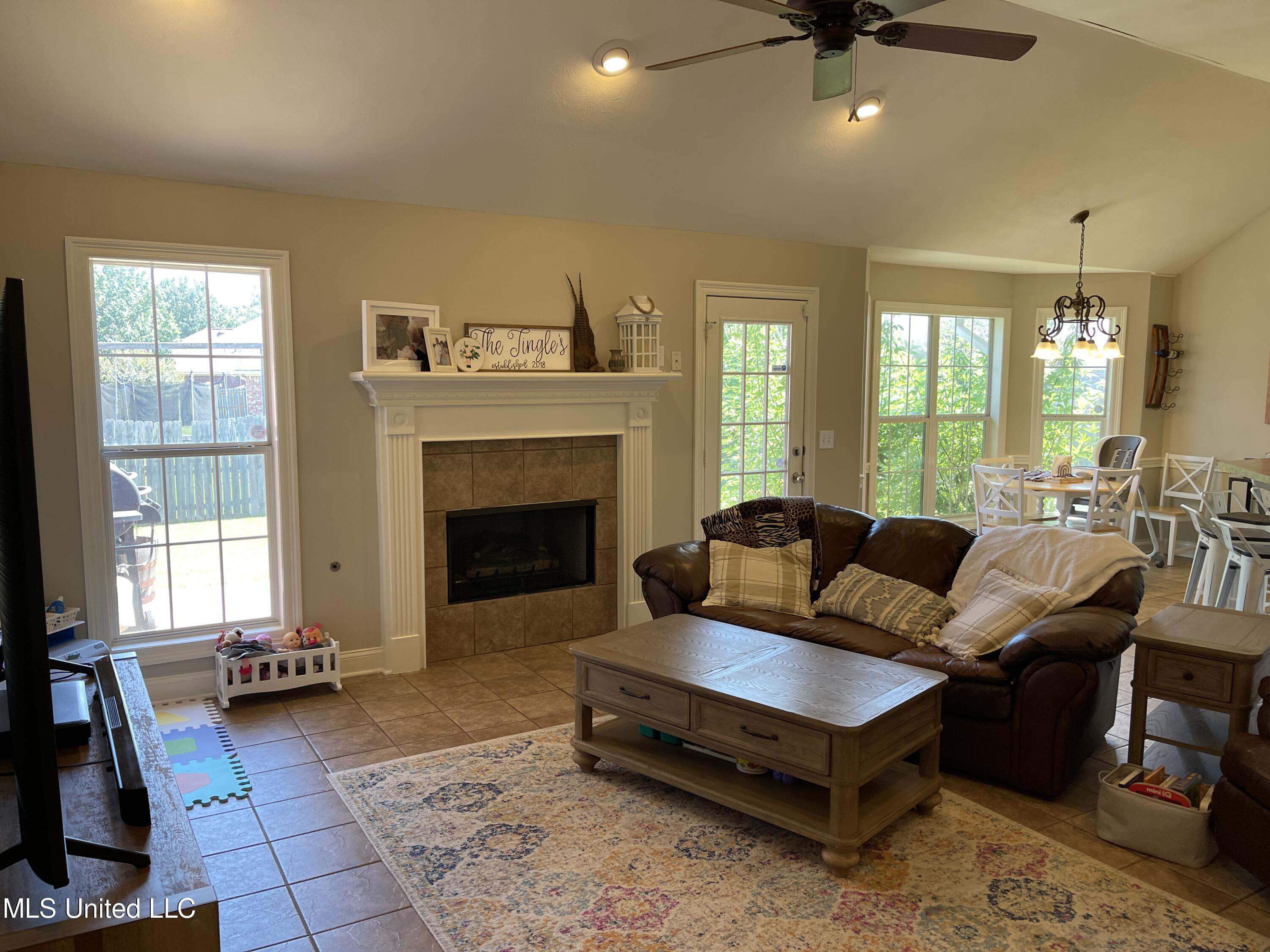 358 Kings Ridge Circle Brandon, MS 39047 - Photo 5 of 35 A02A9AFF-D7AD-40E7-801B-272757EB3978