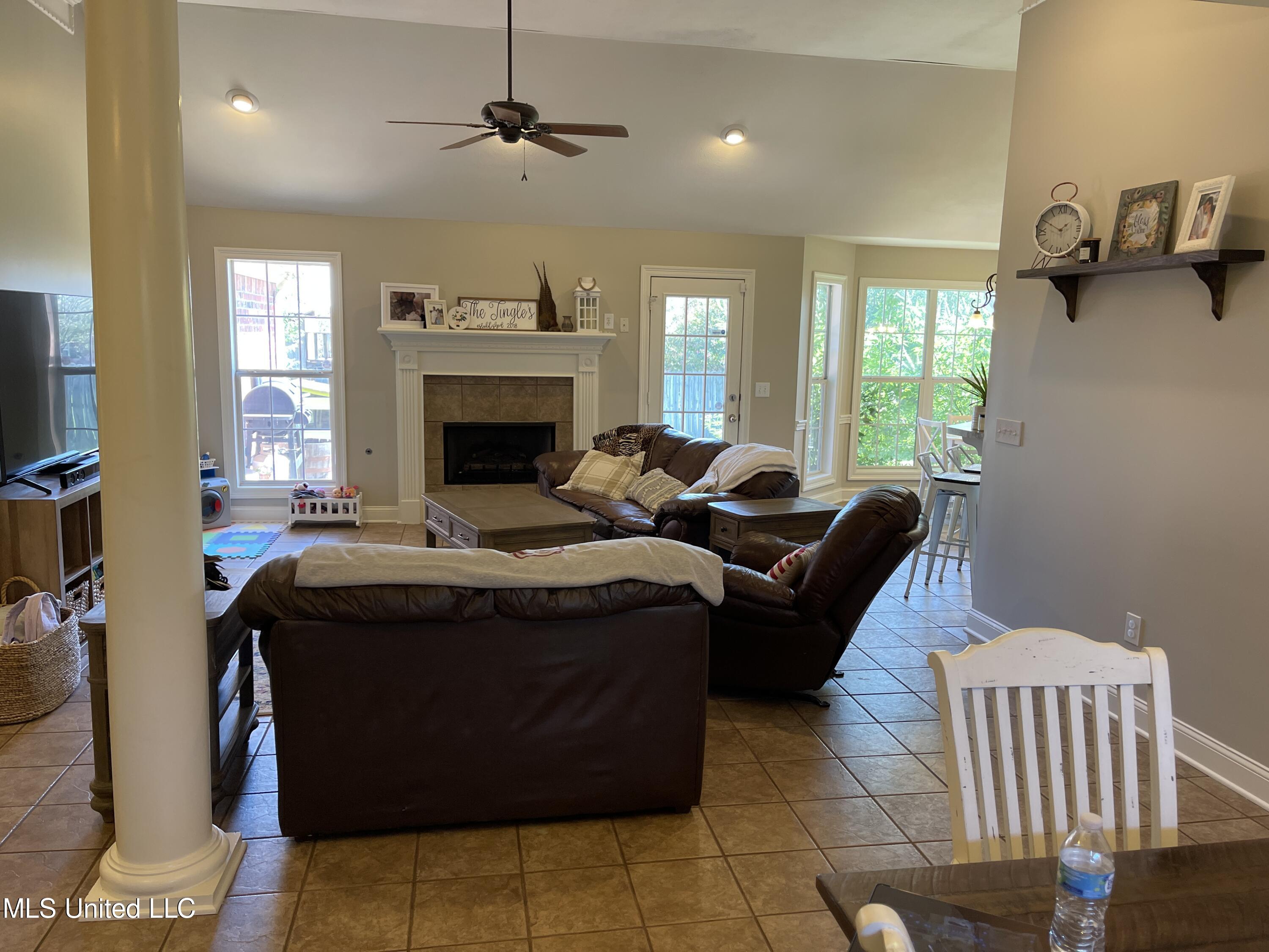 358 Kings Ridge Circle Brandon, MS 39047 - Photo 9 of 35 59307C60-A263-46D7-8FB3-8C89B1D40E33