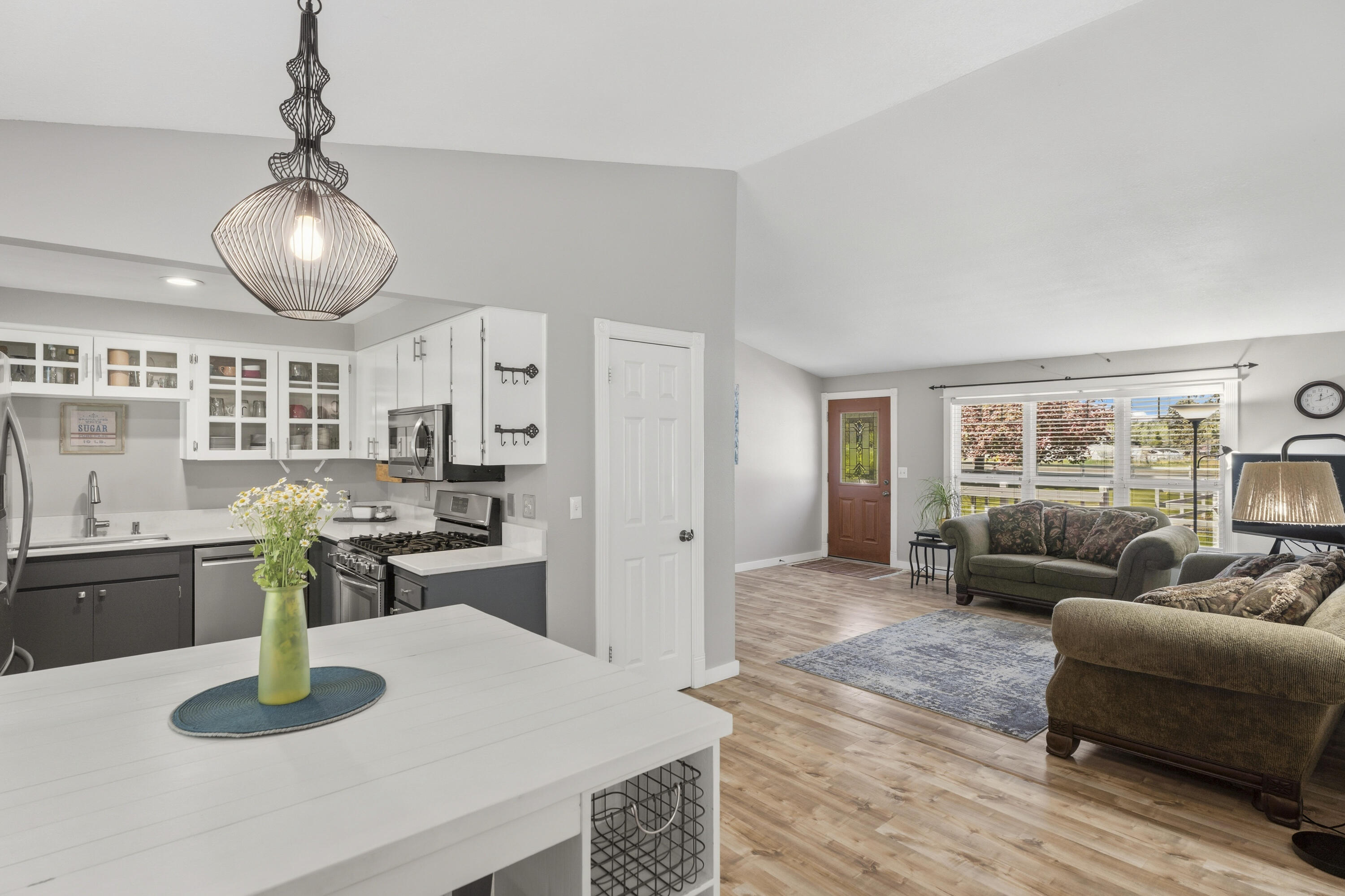 61908 Pettigrew Road Bend, OR 97702 - Photo 12 of 62 56-Dining Area