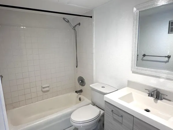 $2,000 | 770 Southeast 2nd Avenue, Unit F101, Deerfield Beach, FL 33441