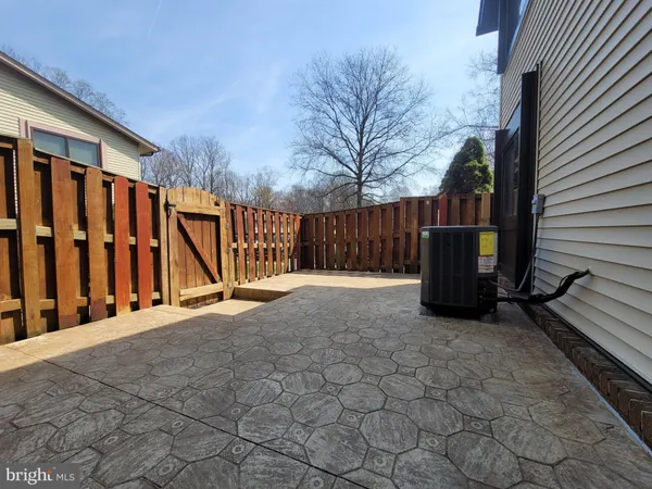 $2,950 | 5674 Oak Tanager Court, Burke, VA 22015