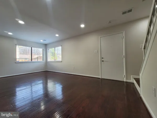 $2,950 | 5674 Oak Tanager Court, Burke, VA 22015