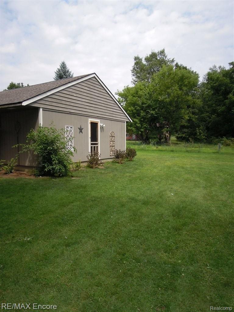 6185 Clarkston Road Clarkston, MI 48346 - Photo 6 of 33 36 x 30 DETACHED BARN/GARAGE