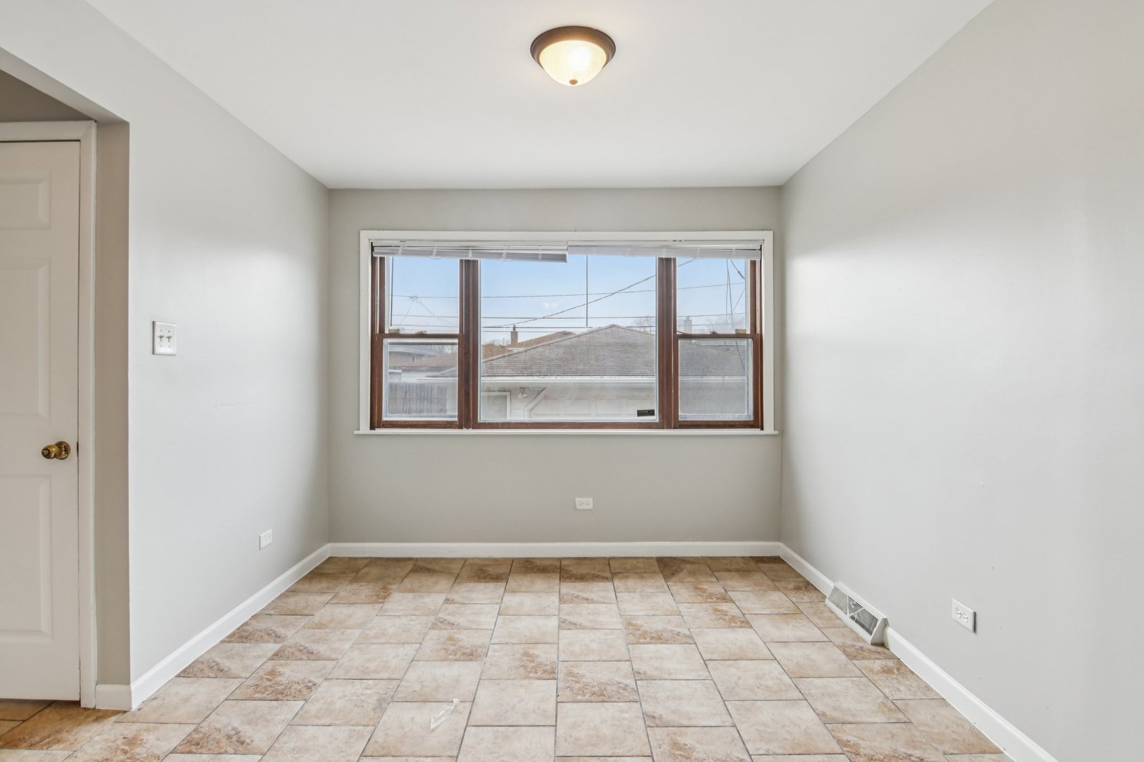 270 Madison Avenue Calumet City, IL 60409 - Photo 14 of 34 a view of an empty room with a window
