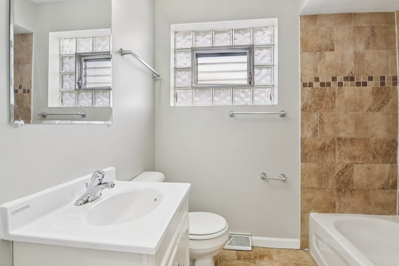 270 Madison Avenue Calumet City, IL 60409 - Photo 16 of 34 a bathroom with a sink a toilet and a bathtub