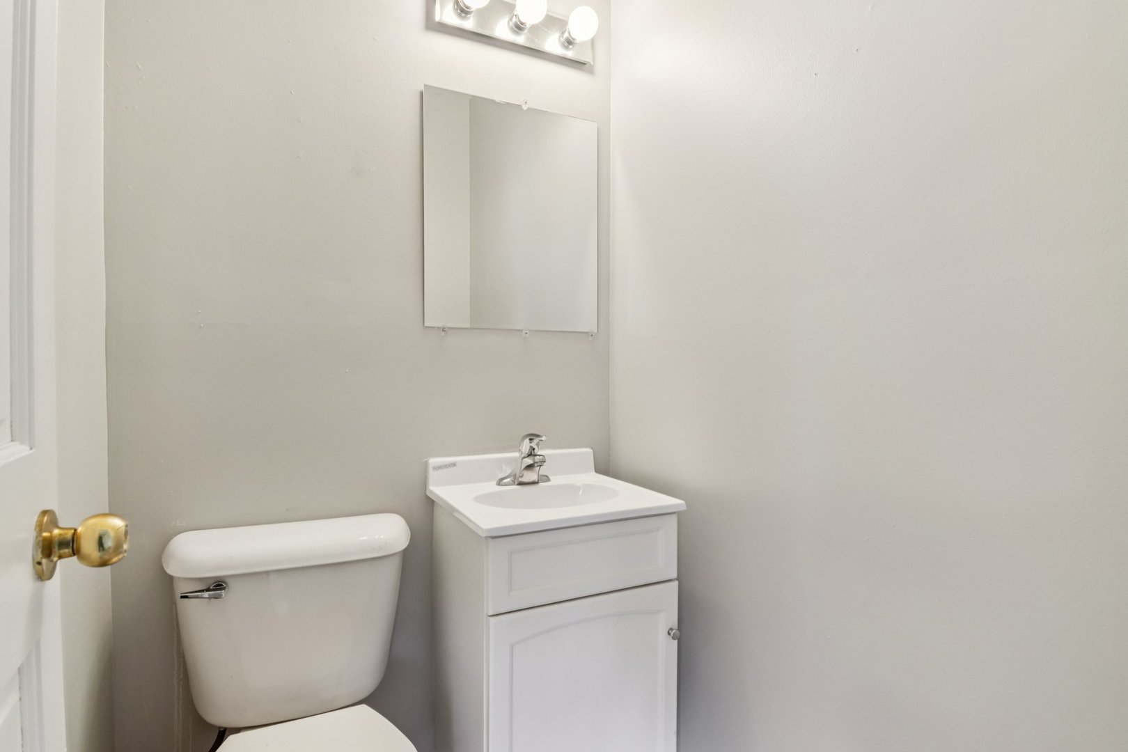 270 Madison Avenue Calumet City, IL 60409 - Photo 19 of 34 a bathroom with a toilet sink and mirror