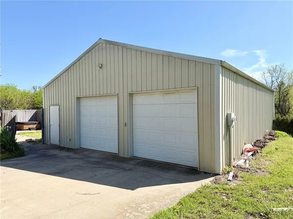 $444,000 | 605 Northwest 11th Road, Warrensburg, MO 64093