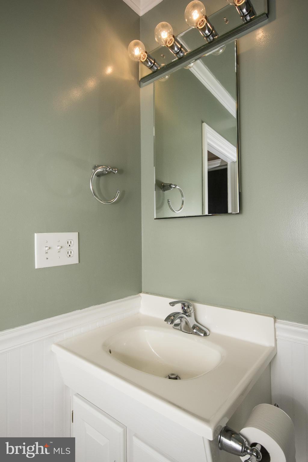 305 Townsend Road Baltimore, MD 21221 - Photo 11 of 25 Hall Bathroom