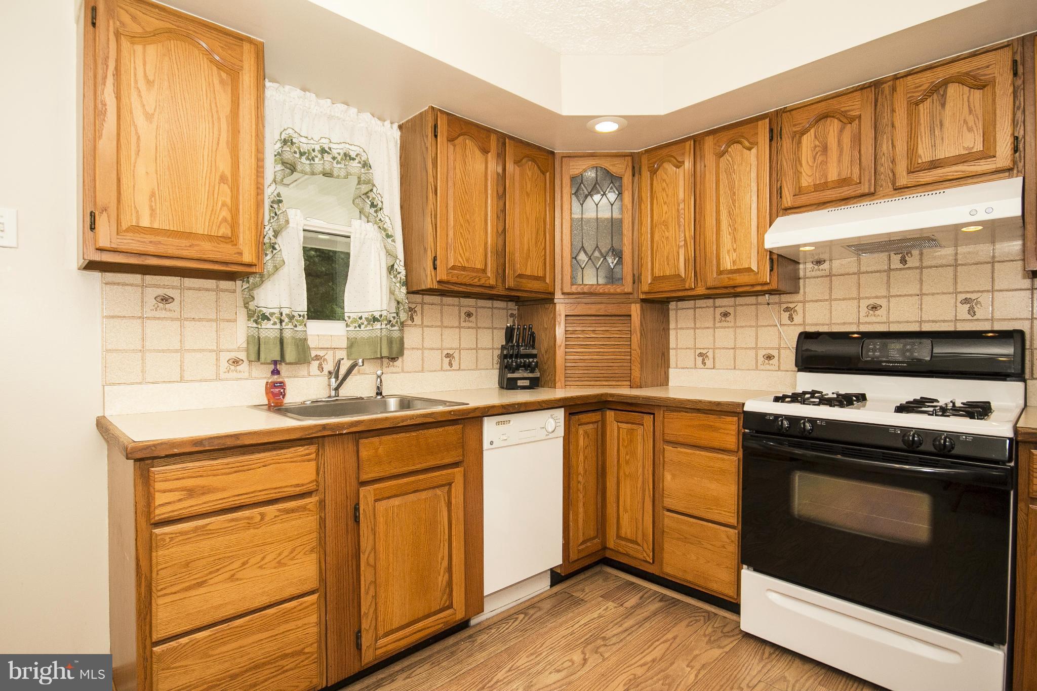 305 Townsend Road Baltimore, MD 21221 - Photo 5 of 25 Lots of Cabinet Space